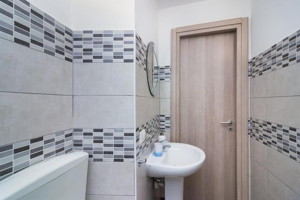 La Piccola By Happyhostorino Apartment Luaran gambar